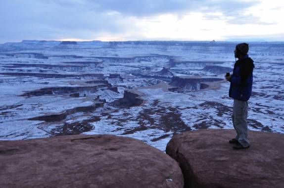 Saboreando as maravilhosas paisagens do Canyonlands National Park, perto de Moab, em Utah, nos Estados Unidos